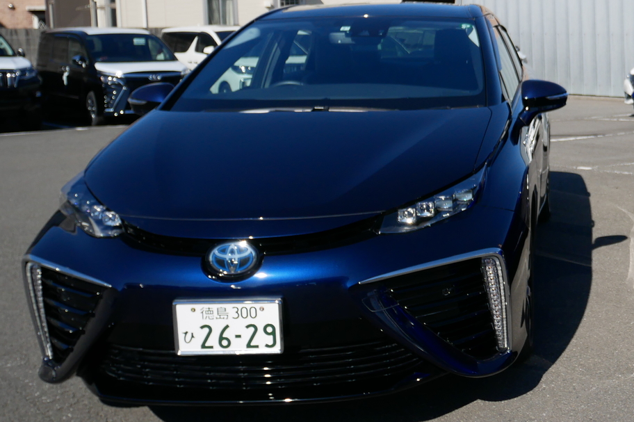 新旧MIRAI展示車