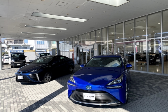 徳島昭和店にて新旧MIRAI展示中
