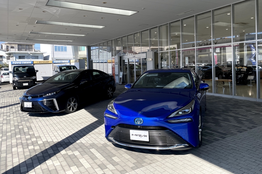 徳島昭和店にて新旧MIRAI展示中