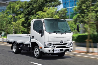 写真はシングルキャブ・2WD・フルジャストロー・木製デッキ・1.6トン積・2.8Lディーゼル車