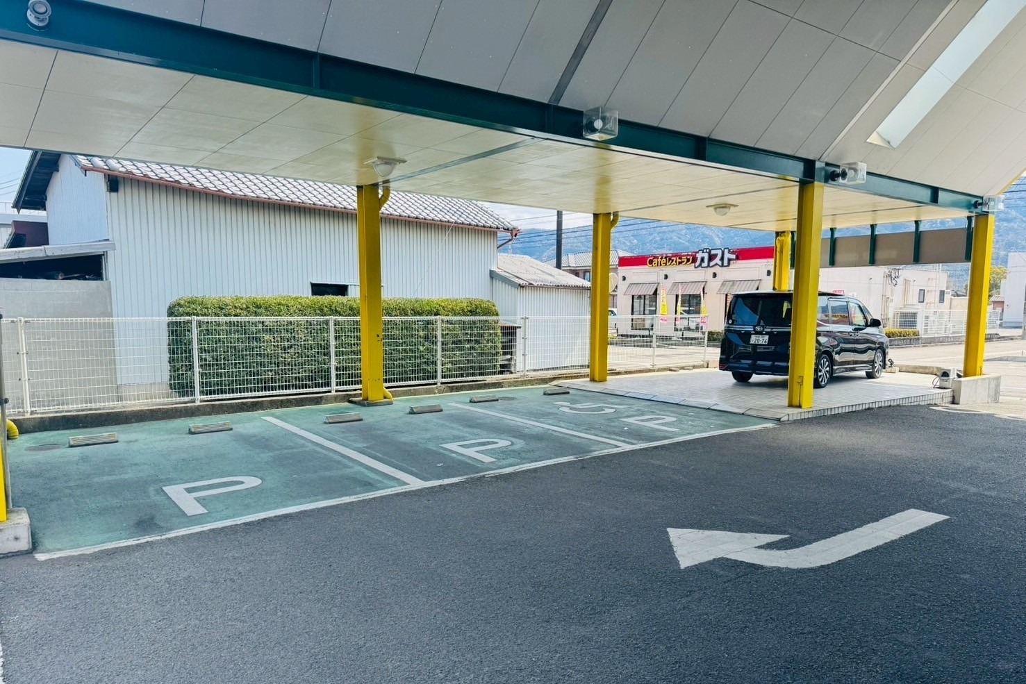 鴨島店駐車場