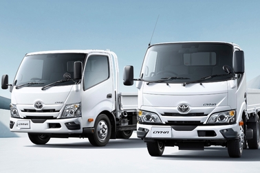 左）ワイドキャブ・2WD・ロングデッキ・フルジャストロー・2.0トン積