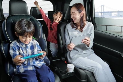 【モデル入り素材】車内Wi-Fi　イメージ