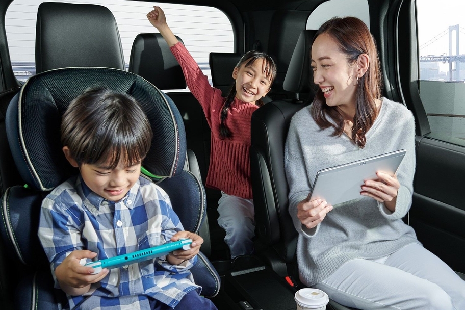【モデル入り素材】車内Wi-Fi　イメージ